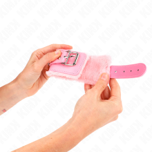 KINK - PELZGEFÜTTERTE HANDGELENKFESSELN ROSA MIT ROSA GÜRTEL